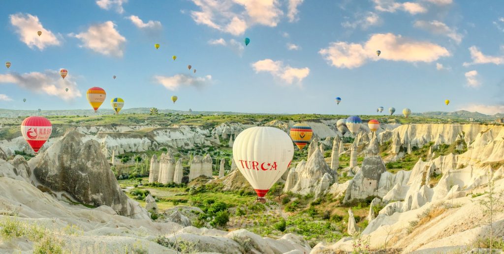 un groupe de montgolfières survolant une vallée