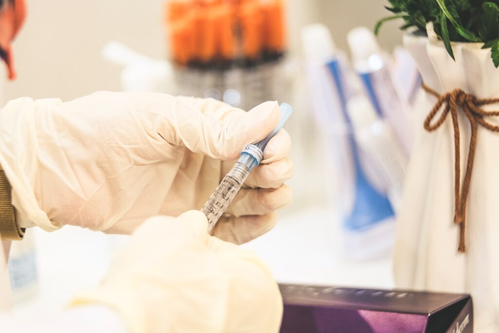 persoon met witte en zwarte pen, mesotherapie