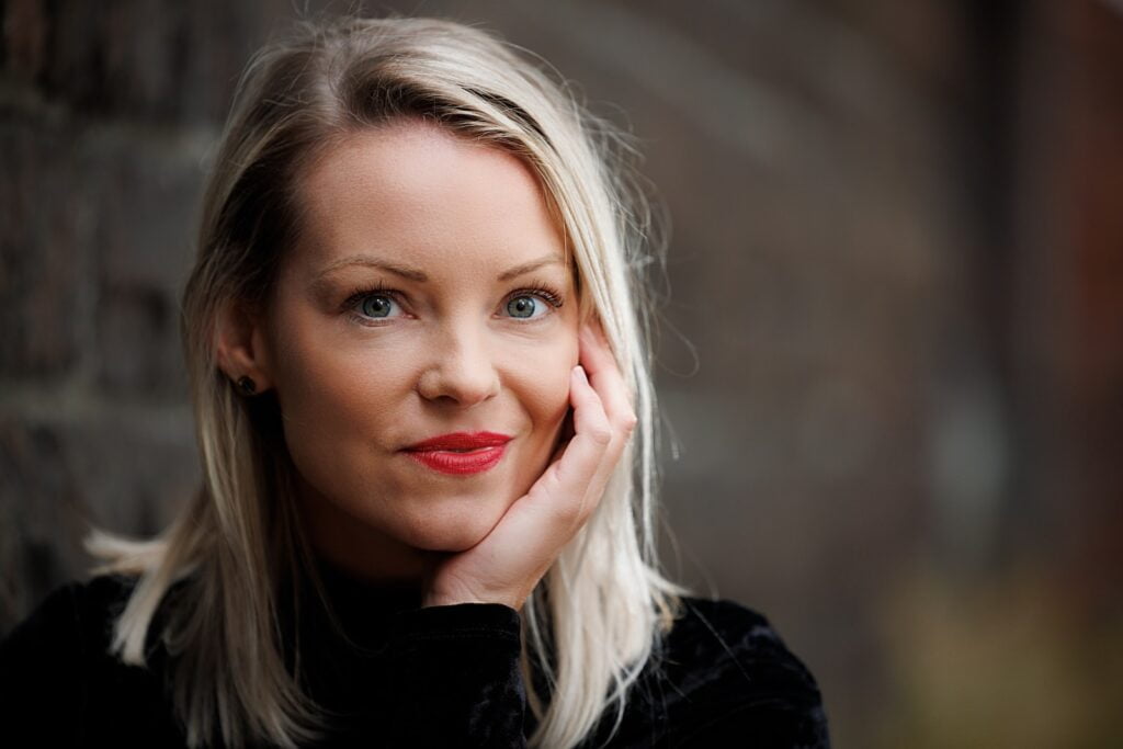 une femme avec sa main sur son visage, lifting, botox