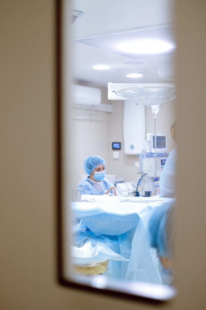Photo d'un professionnel de la santé à l'intérieur de la salle d'opération