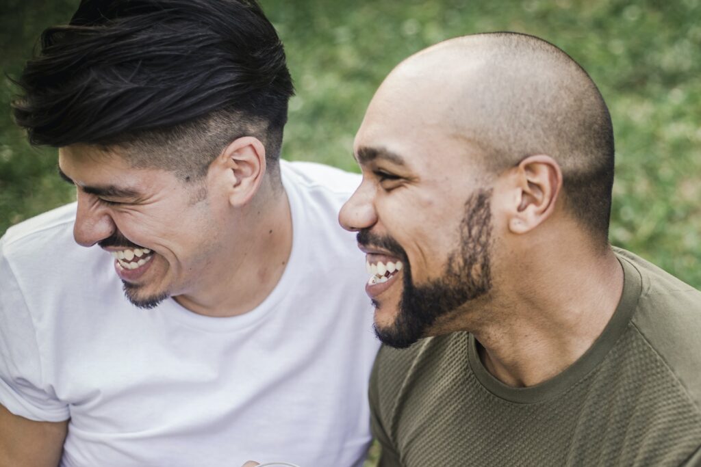 Dos hombres felices, el mejor cirujano de trasplante capilar