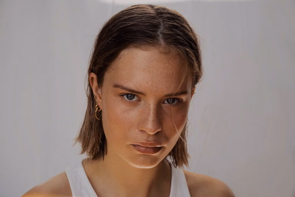 mujer con camiseta blanca sin mangas, ffs, feminización facial, ffs pavo, ffs tailandia