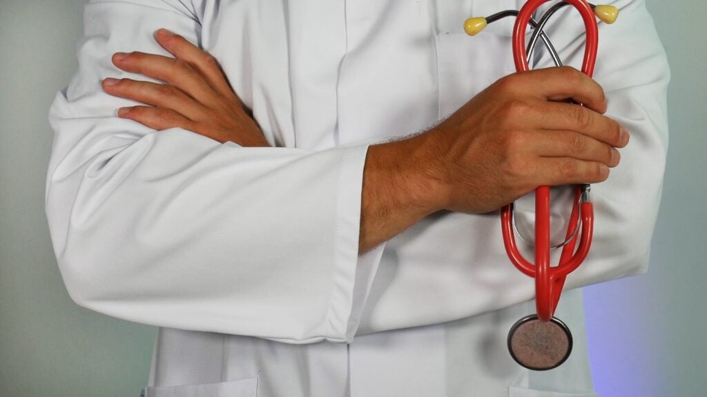 Kırmızı stetoskop tutan doktor, En İyi Saç Ekim Cerrahı
