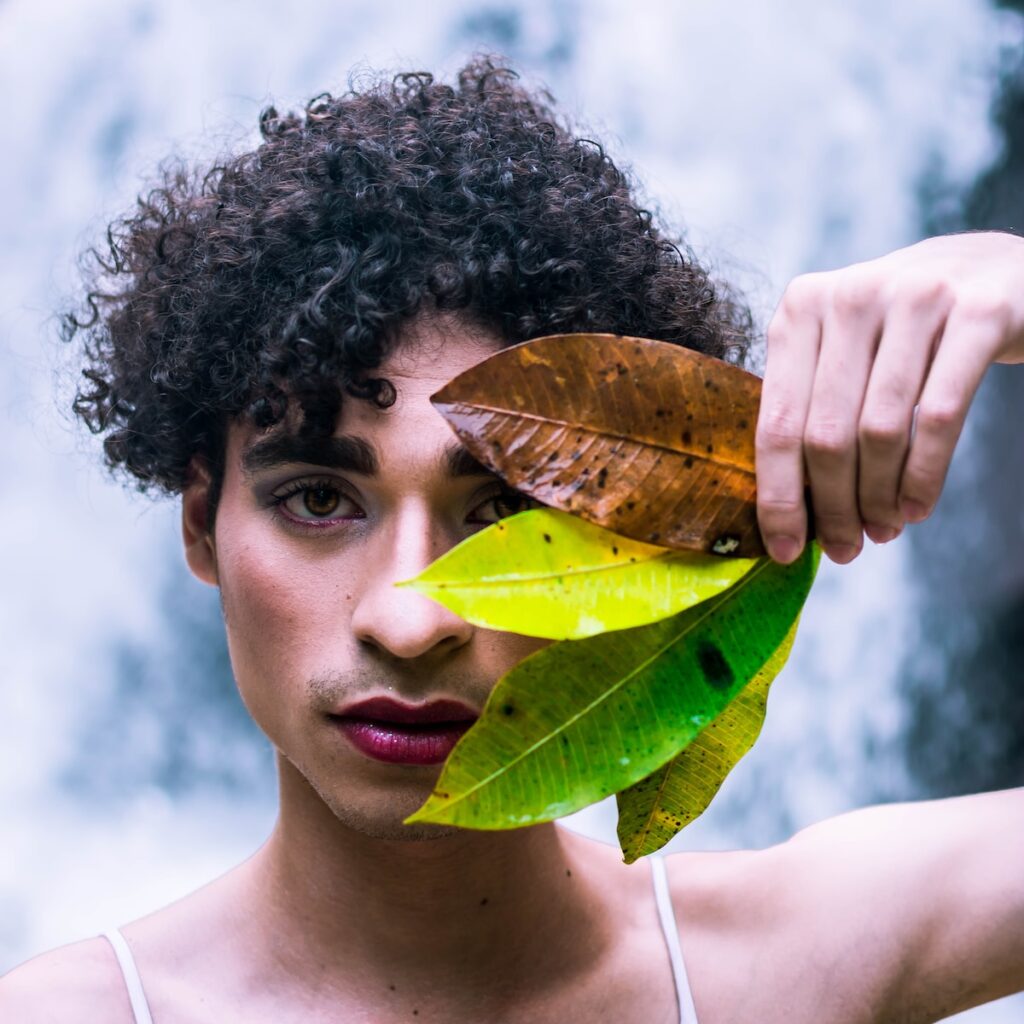 homme tenant trois feuilles, chirurgie de féminisation du corps