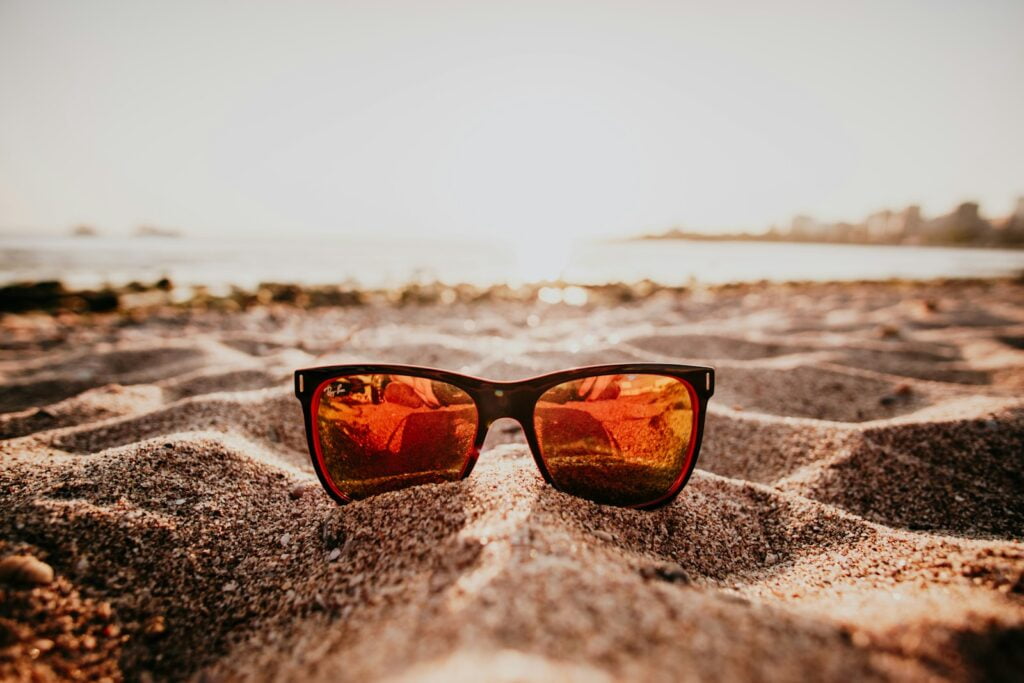 Sonnenbrille auf Sand