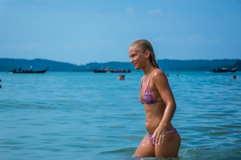 Женщина в бикини стоит в воде днем