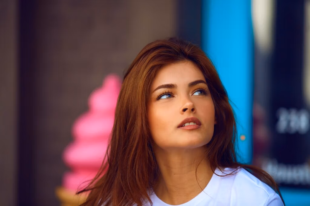 fotografia selettiva di donna in camicia bianca a girocollo