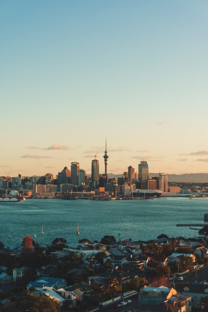 skyline della città attraverso lo specchio d'acqua durante il giorno