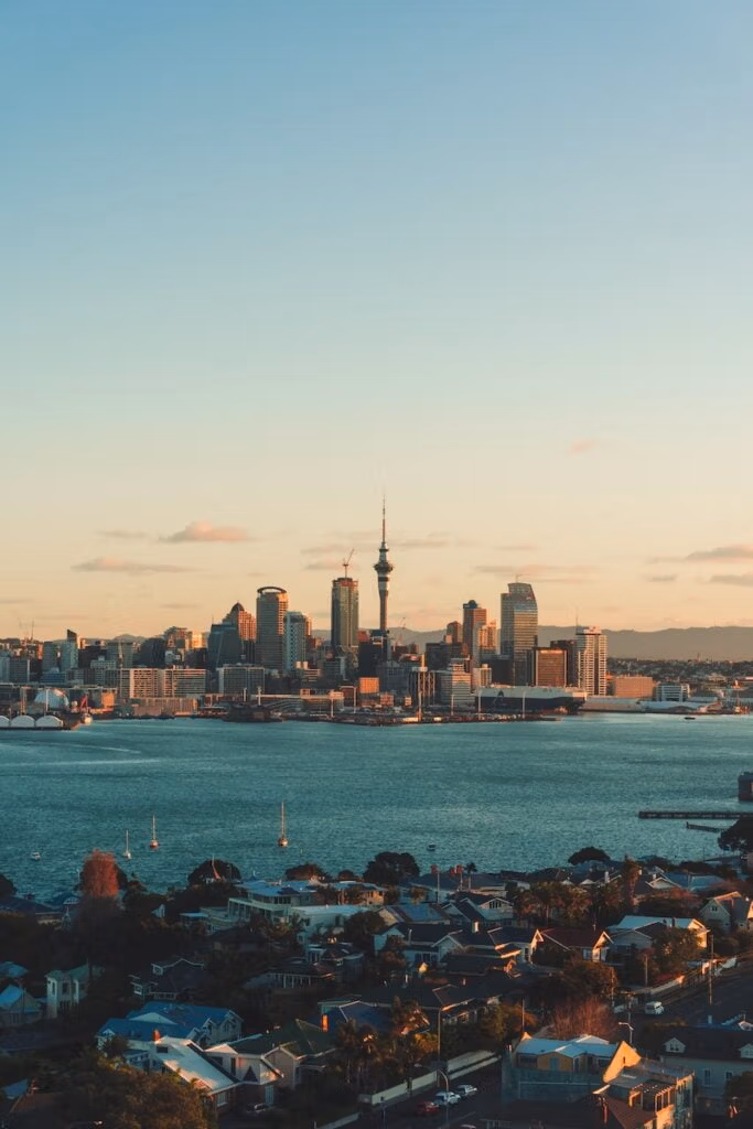 skyline della città attraverso lo specchio d'acqua durante il giorno