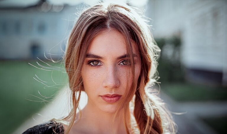 mujer con camisa blanca y negra. cirugia de feminizacion facial