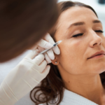 Un professionnel de la santé administre une injection au visage d'un patient dans un cadre clinique.