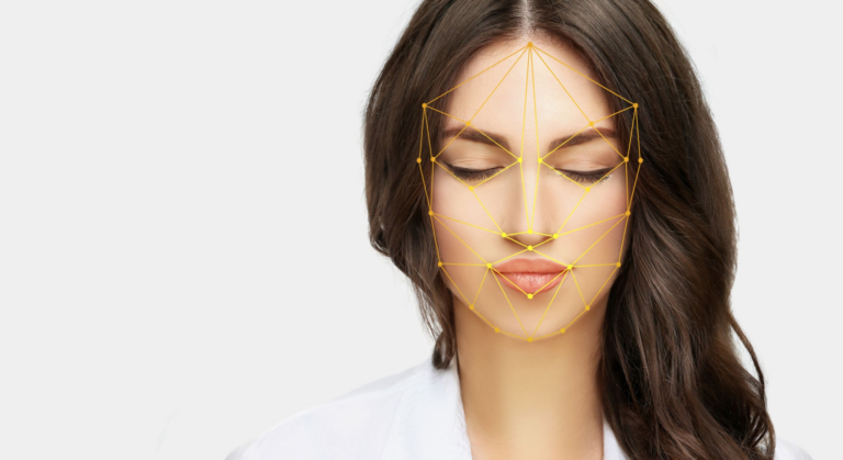 Un retrato de primer plano de una mujer con los ojos cerrados, superpuesto con una cuadrícula geométrica dorada que delinea sus rasgos faciales.