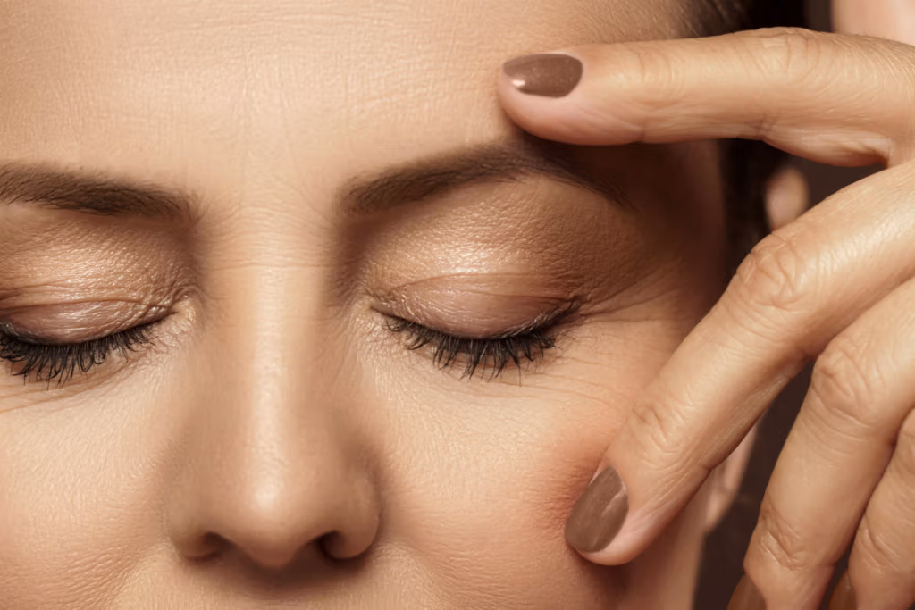 Primer plano del rostro de una persona, con especial atención a la zona de los ojos. La persona tiene los ojos cerrados y parece sujetarse la frente con una mano, lo que podría indicar incomodidad o fatiga.