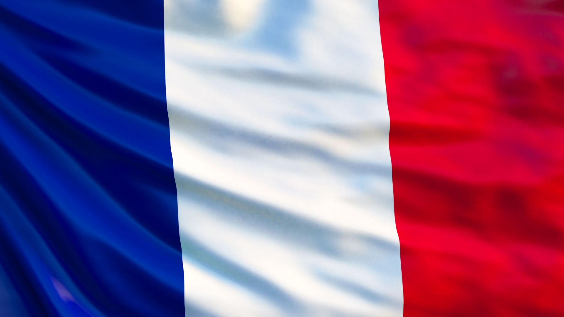 Una bandiera francese sventolante con vivaci strisce verticali blu, bianche e rosse, simbolo di orgoglio e identità nazionale.