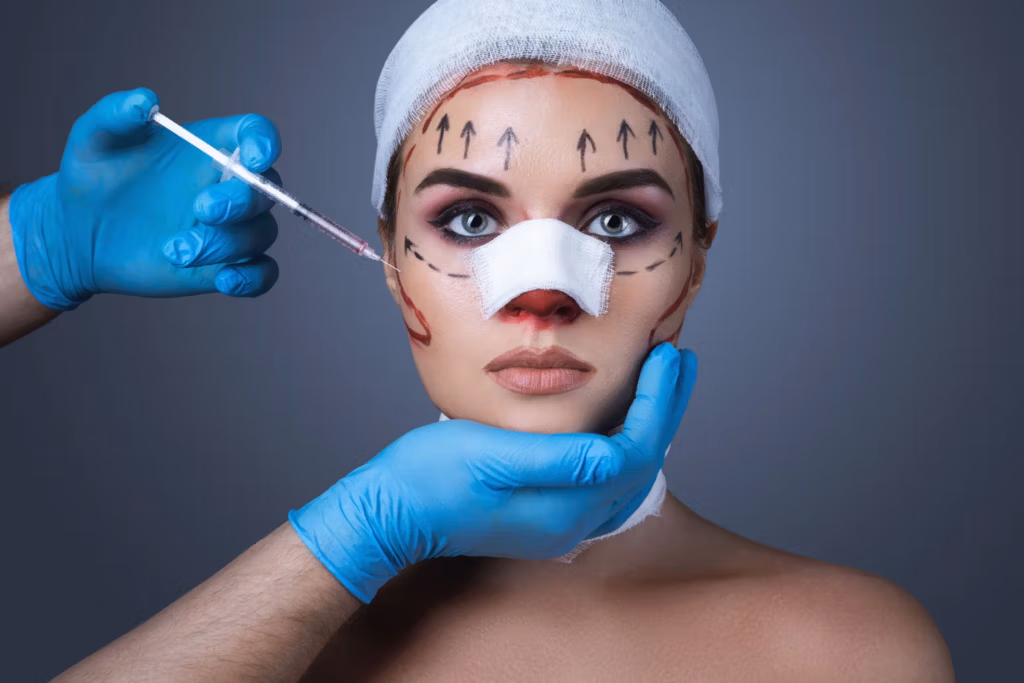 Eine Person, die sich einer kosmetischen Operation unterzieht und Gesichtsmarkierungen aufweist, sowie eine medizinische Fachkraft mit blauen Handschuhen.