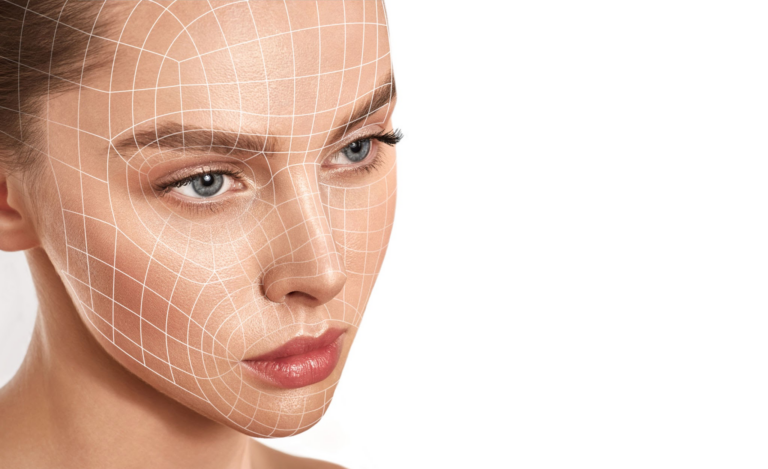 Rostro de una mujer con una superposición de cuadrícula digital, que enfatiza la estructura y la simetría facial.