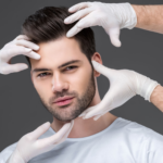 Un hombre que recibe medidas faciales de múltiples manos enguantadas, probablemente en un entorno de procedimiento médico o cosmético.