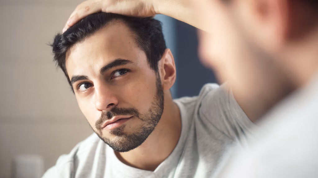 Voorhoofdverkleining bij mannen: 3 geweldige voordelen voor een zelfverzekerd gevoel!