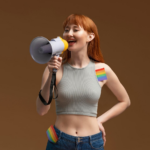 Eine selbstbewusste Frau mit einer Regenbogenflagge auf der Schulter, die in ein Megaphon spricht und den Stolz und die Interessenvertretung der LGBTQ+-Community repräsentiert.