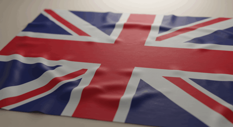 Vue rapprochée du drapeau Union Jack, avec le design emblématique rouge, blanc et bleu avec des croix diagonales et verticales qui se chevauchent.