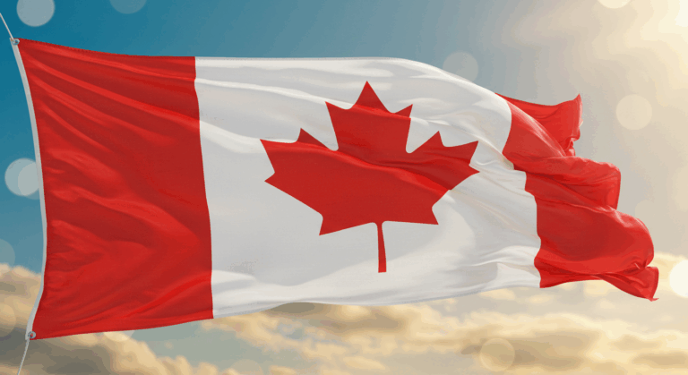 Un drapeau canadien flottant dans le ciel avec un arrière-plan flou de nuages.