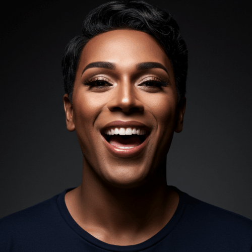 Een close-up portret van een lachende persoon met kort donker haar, een lichte huid en prominente wimpers, gekleed in een donkerblauw shirt op een zwarte achtergrond.