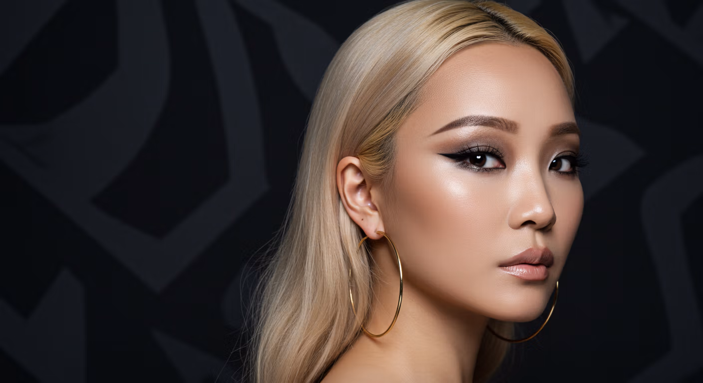 Une femme blonde, portant des créoles et un maquillage sophistiqué, pose sur un fond noir à motifs géométriques.