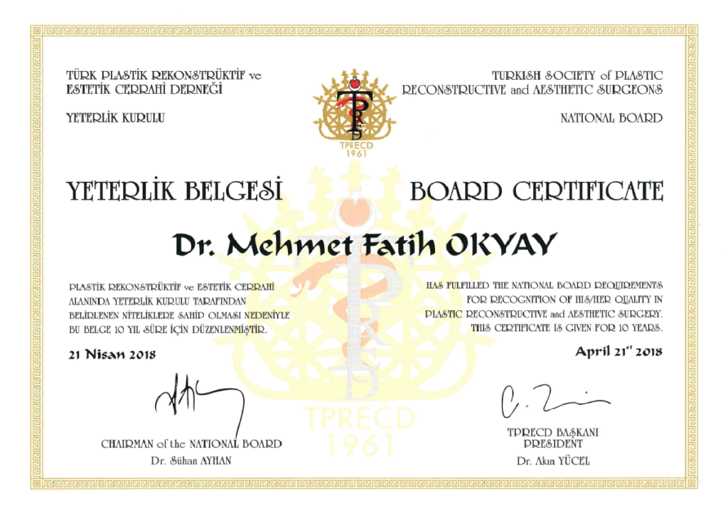 Certificato bilingue (turco e inglese) rilasciato dalla Società Turca di Chirurgia Plastica, Ricostruttiva ed Estetica (TPRECD) al Dott. Mehmet Fatih OKYAY. Il certificato attesta il soddisfacimento dei requisiti nazionali per il riconoscimento della qualità in chirurgia plastica, ricostruttiva ed estetica. Il certificato è datato 21 aprile 2018, ha una validità di 10 anni e include le firme del Presidente del Consiglio Nazionale e del Presidente della TPRECD.