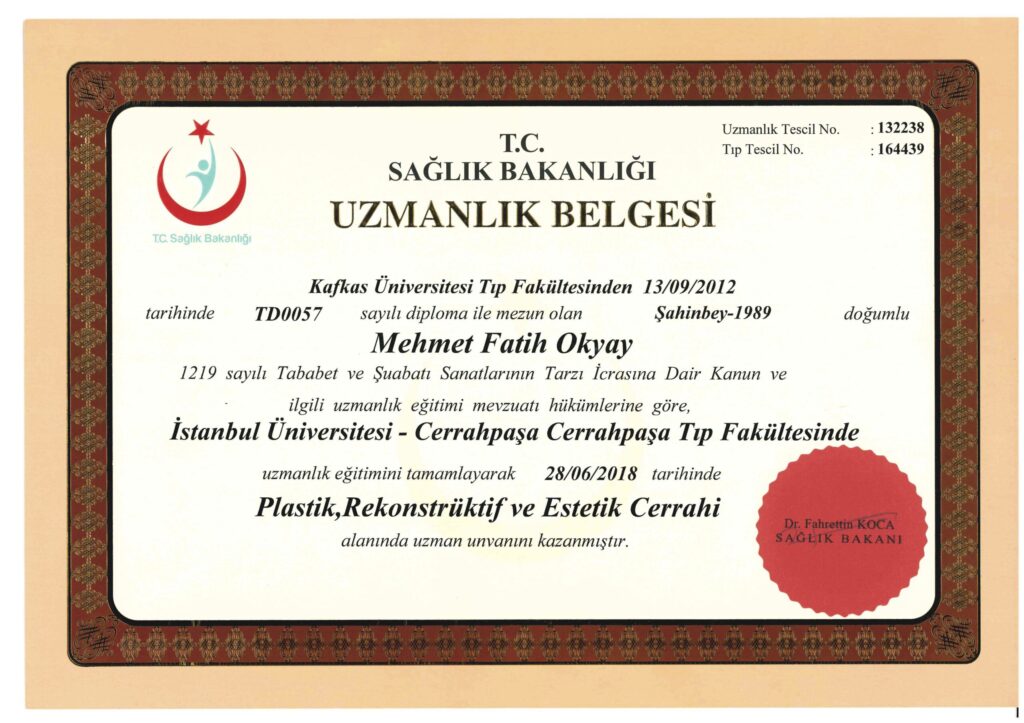 Certificato ufficiale di specializzazione medica (Uzmanlık Belgesi) rilasciato dal Ministero della Salute della Repubblica di Turchia, con bordo decorato e sigillo rosso. Attesta che Mehmet Fatih Okyay ha completato la sua formazione specialistica in Chirurgia Plastica, Ricostruttiva ed Estetica presso la Facoltà di Medicina di Cerrahpasa dell'Università di Istanbul il 28 giugno 2018. Il documento include i dettagli della sua laurea in medicina conseguita presso l'Università di Kafkas (2012), i numeri di matricola e il nome del Ministro della Salute, Dott. Fahrettin Koca.