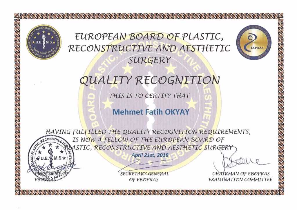 Avrupa Plastik, Rekonstrüktif ve Estetik Cerrahi Kurulu tarafından verilen, süslü bir çerçeveye sahip resmi bir Kalite Tanıma belgesi. Mehmet Fatih OKYAY'ın 21 Nisan 2018 tarihli bu belgede Kurul Üyesi olduğu onaylanmakta olup, EBOPRAS'ın resmi damgaları, logoları ve imzaları yer almaktadır.